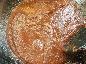 倒入榨好的豆瓣酱翻炒均匀！