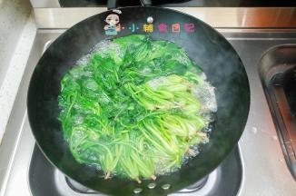 将菠菜洗净水开后放入菠菜煮一下去除草酸