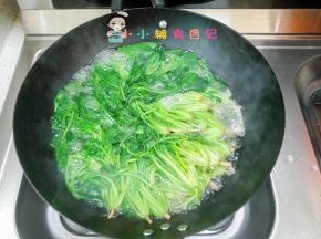 将菠菜洗净水开后放入菠菜煮一下去除草酸