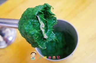 菠菜放入料理机里打成菜泥
