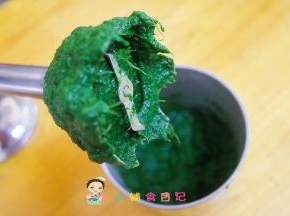 菠菜放入料理机里打成菜泥