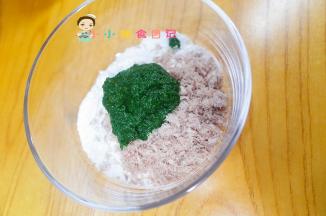 取50g菠菜你 肉末面粉 玉米淀粉 水放到一个碗里搅拌均匀