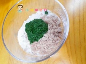 取50g菠菜你 肉末面粉 玉米淀粉 水放到一个碗里搅拌均匀