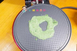 蛋卷机预热 放入一勺面糊，中间留一个洞，这样压一下洞可以填满会比较薄