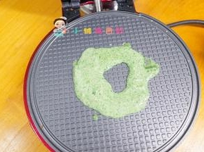 蛋卷机预热 放入一勺面糊，中间留一个洞，这样压一下洞可以填满会比较薄