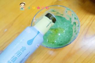 倒入植物油搅拌均匀