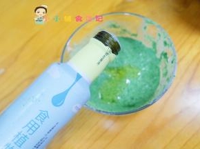 倒入植物油搅拌均匀