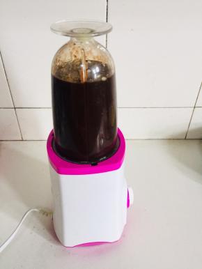 榨汁机中放入2勺郫县豆瓣酱,4勺甜面酱，1勺的鸡粉，4勺的白糖,1勺的蚝油,少许的水打成泥;

