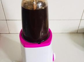 榨汁机中放入2勺郫县豆瓣酱,4勺甜面酱，1勺的鸡粉，4勺的白糖,1勺的蚝油,少许的水打成泥;

