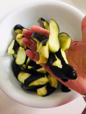 腌制好的茄子捏干水分备用！