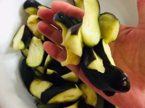 腌制好的茄子捏干水分备用！