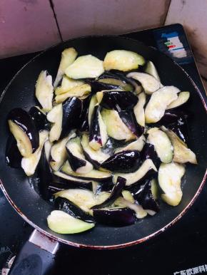 起锅烧油，放入茄子翻炒片刻！