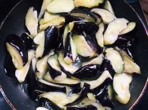 起锅烧油，放入茄子翻炒片刻！