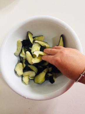 放入2勺淀粉抓匀，让淀粉均匀的裹在茄子上！