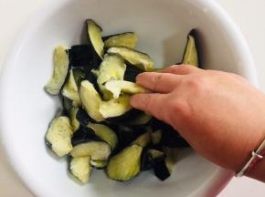 放入2勺淀粉抓匀，让淀粉均匀的裹在茄子上！