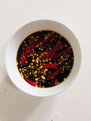 碗中加入蒜末，小米辣，少许老抽，一勺生抽，一勺耗油，一勺白糖，半碗温水搅拌均匀调成料汁儿。