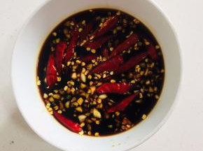 碗中加入蒜末，小米辣，少许老抽，一勺生抽，一勺耗油，一勺白糖，半碗温水搅拌均匀调成料汁儿。