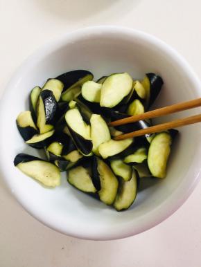 加入少许盐拌匀腌制10分钟。