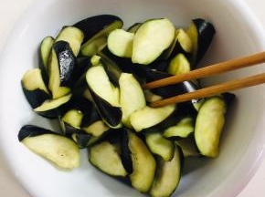 加入少许盐拌匀腌制10分钟。