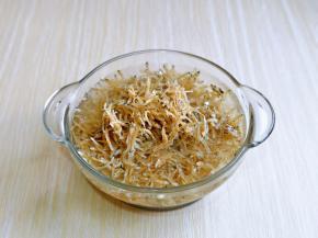 银鱼干用冷水反复冲洗，一定要清洗彻底。