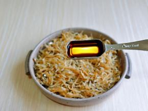 加入料酒，抓拌均匀，腌制10分钟，这道银鱼一定要适当多放一些料酒，不然银鱼会有腥味。