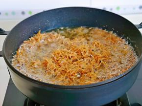 中火炸至金黄即可，也可以根据个人喜好来选择炸银鱼的时间，炸成图中的颜色，口感是酥脆的，如果不喜欢这种，可以减少炸的时间。