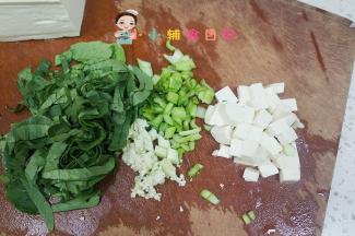 把青菜豆腐切块备用
