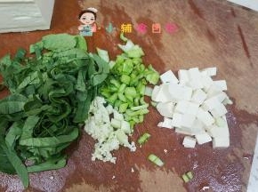 把青菜豆腐切块备用
