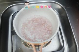 锅里水烧开放入香肠煮一下