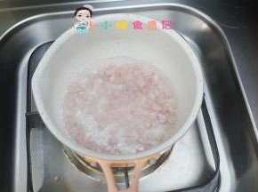 锅里水烧开放入香肠煮一下