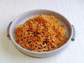 炸好的银鱼干，控油备用。