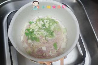 煮一会放入青菜、花菜、香肠煮熟即可