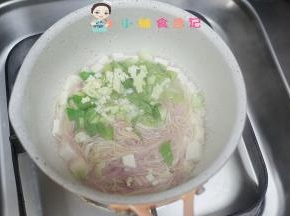 煮一会放入青菜、花菜、香肠煮熟即可