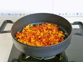 另起油锅，加入香脆椒翻炒。(我买的这款香脆椒里面带花生和芝麻)