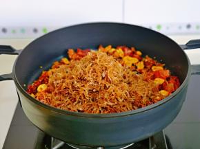 再加入炸好的银鱼干，小火翻炒均匀。