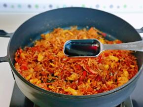 再加入一勺原汁酱油。