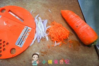 用擦丝器把胡萝卜擦丝要很细的那种，洋葱切丝