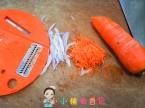 用擦丝器把胡萝卜擦丝要很细的那种，洋葱切丝