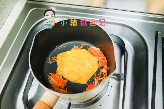 锅里倒入蛋液搅拌翻炒