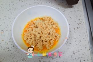 鸡蛋打散加入5-10g肉松搅拌均匀