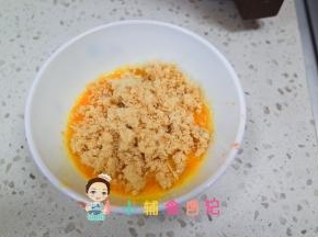 鸡蛋打散加入5-10g肉松搅拌均匀