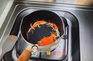 锅里放一点点油加入胡萝卜跟洋葱，洋葱炒一炒变软会有香味出来
