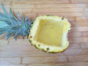 挖完果肉的菠萝就变成了一个菠萝碗，在菠萝碗里面放一点点盐，倒入纯净水，浸泡5分钟左右倒掉淡盐水，用厨房用纸吸一吸菠萝碗里多余的水分。