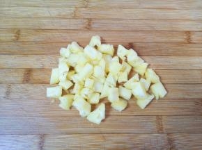 取120g菠萝果肉切成小块。