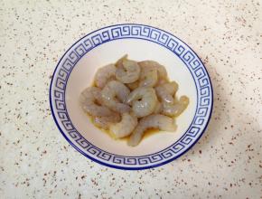 虾仁清洗干净，加入生抽、料酒和一点点盐搅拌均匀，腌制10分钟左右。