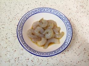 虾仁清洗干净，加入生抽、料酒和一点点盐搅拌均匀，腌制10分钟左右。