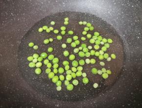 豌豆焯熟，捞出晾凉备用。