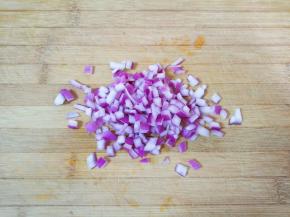 洋葱洗干净切成小丁。