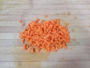 胡萝卜洗干净切成小丁。