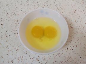 鸡蛋打散。